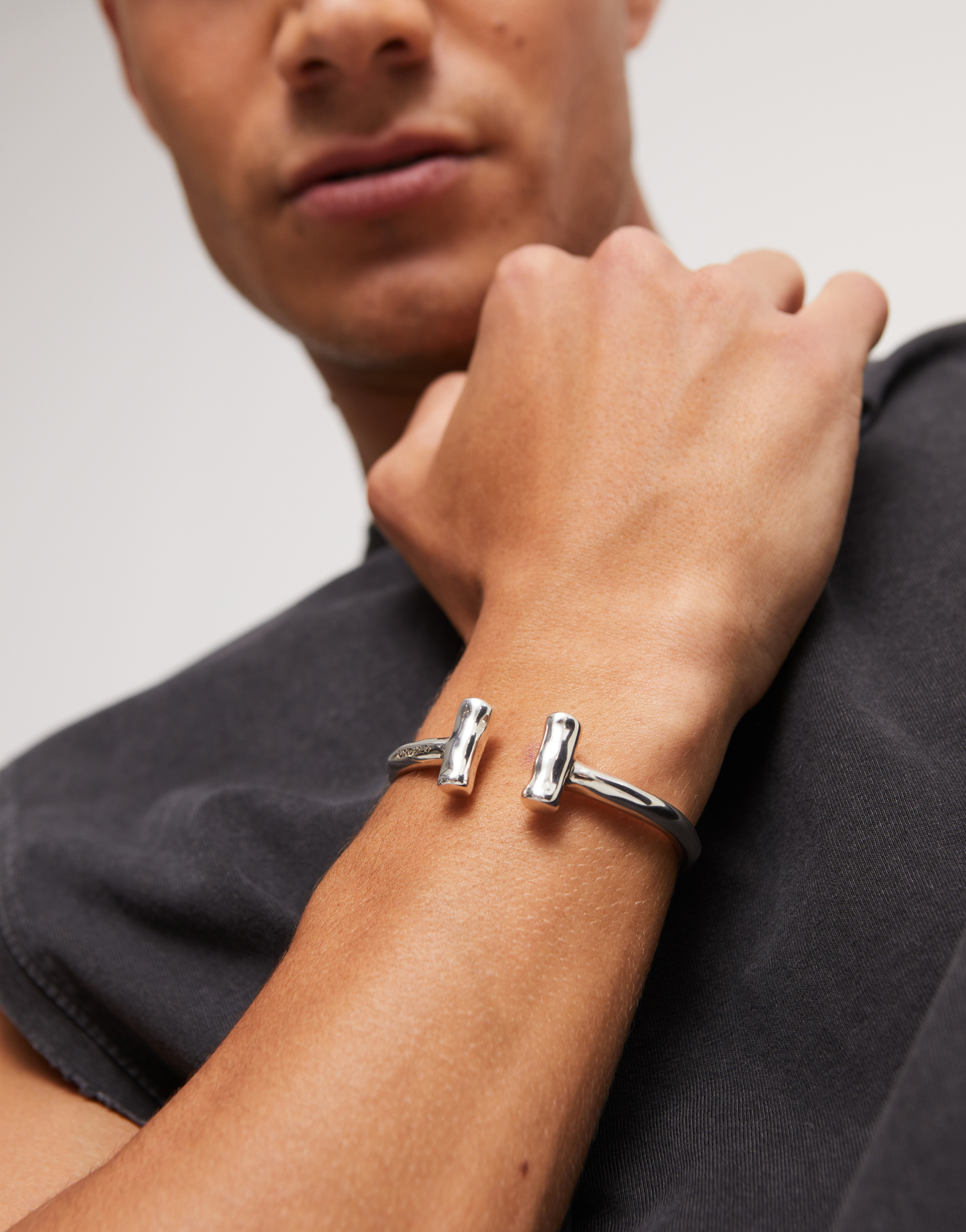 Bracciale rigido placcato argento sterling e due tubi alle estremità, Argent, large thumbnail